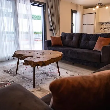 Havuzlu Lueks Yeni 4 Oda Villa Cesme
